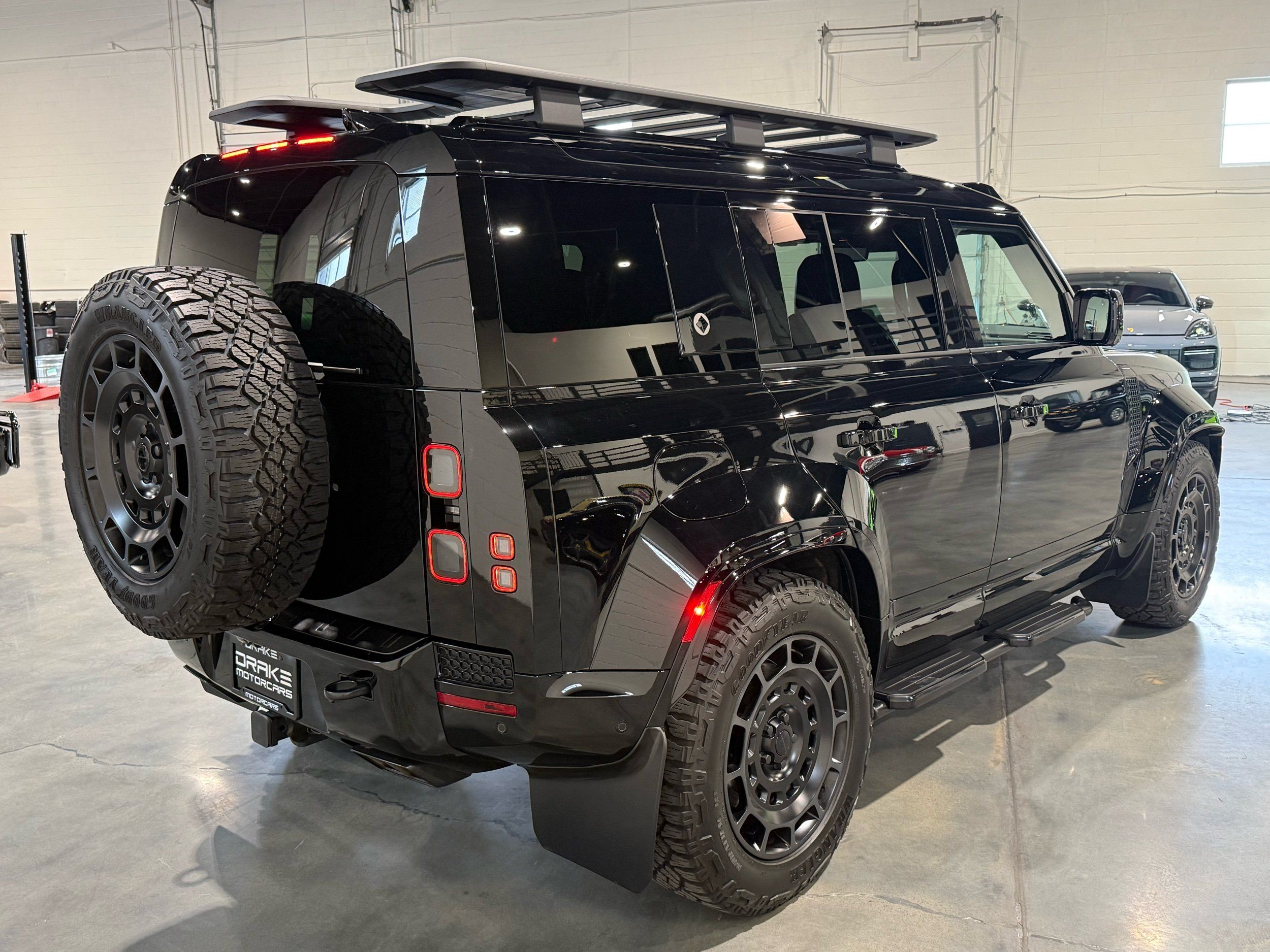 2026 Land Rover Defender P635 OCTA Black, photo 5