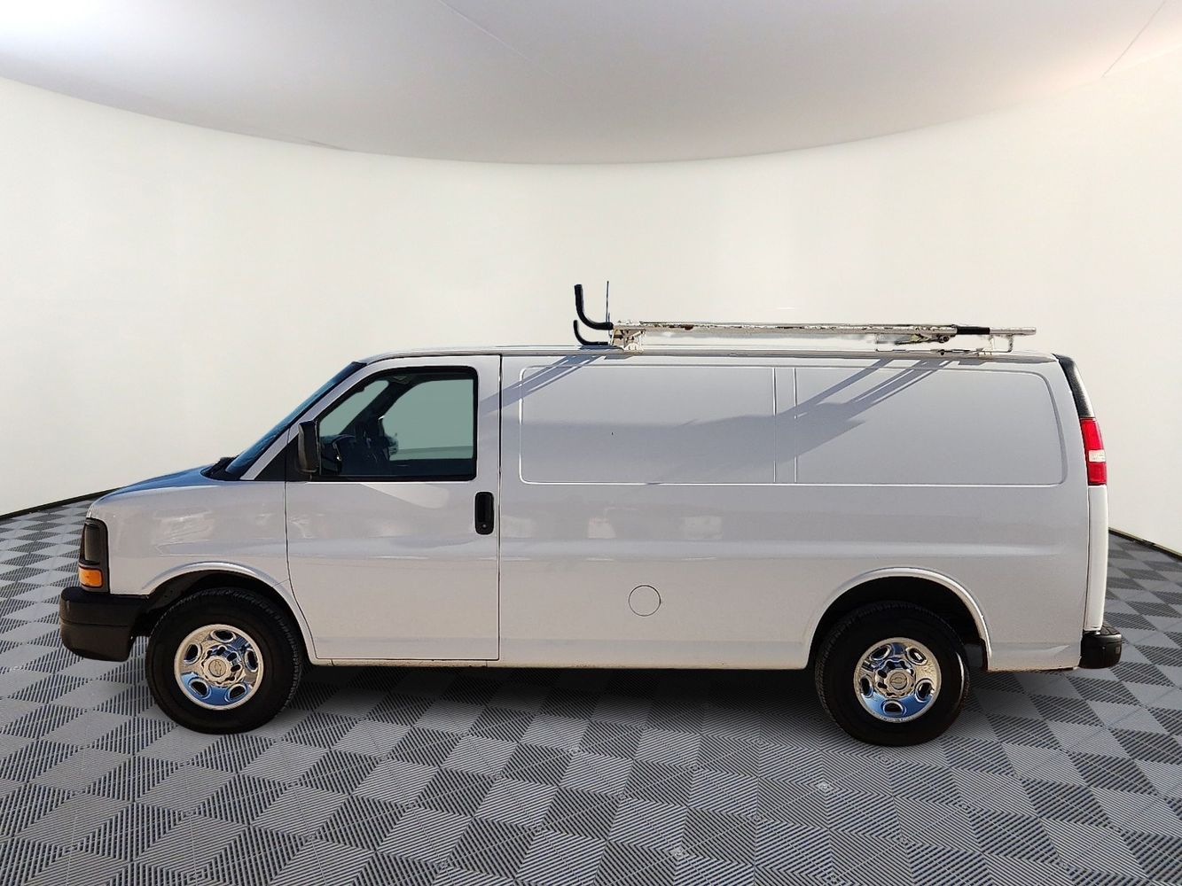 2012 Chevrolet Express 2500 Work Van photo 2