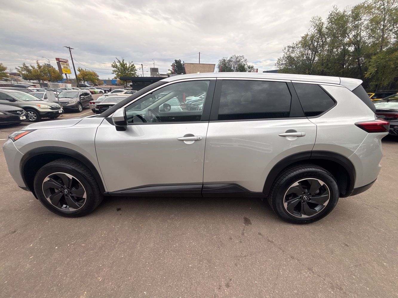 2024 Nissan Rogue SV AWD photo 2