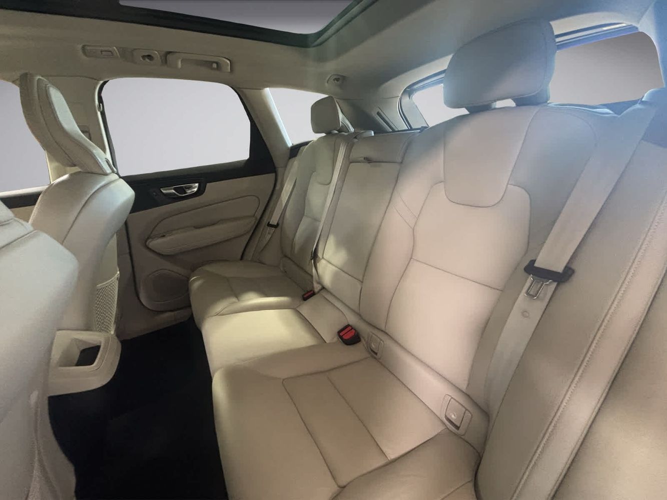 2022 Volvo XC60 B5 Momentum photo 11