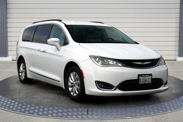 White 2017 Chrysler Pacifica Minivan Front-Wheel Drive 9-Speed Automatic