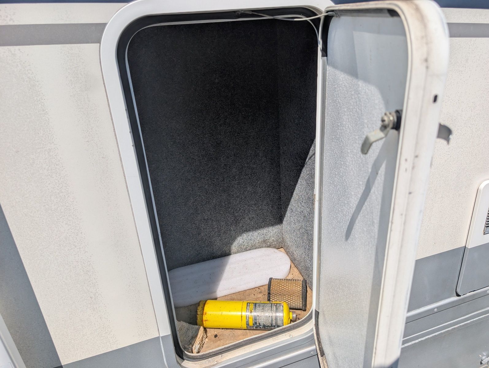 2004 Ford E-Series Chassis 57