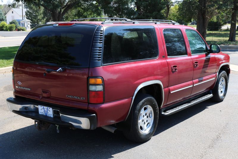 2004 Chevrolet Suburban Photos