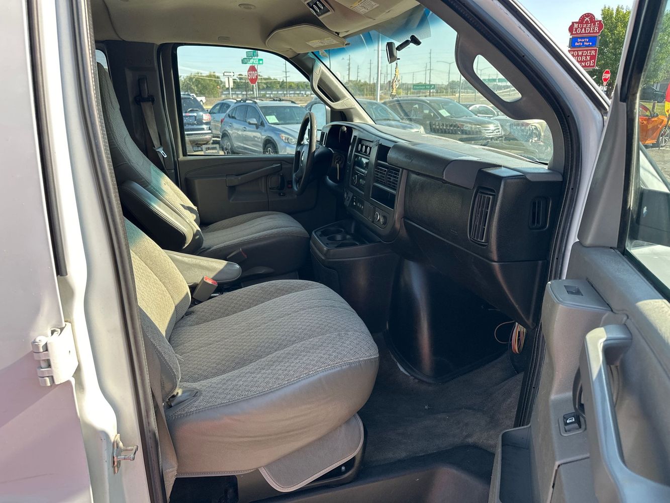 2017 Chevrolet Express Passenger LT 3500 photo 6