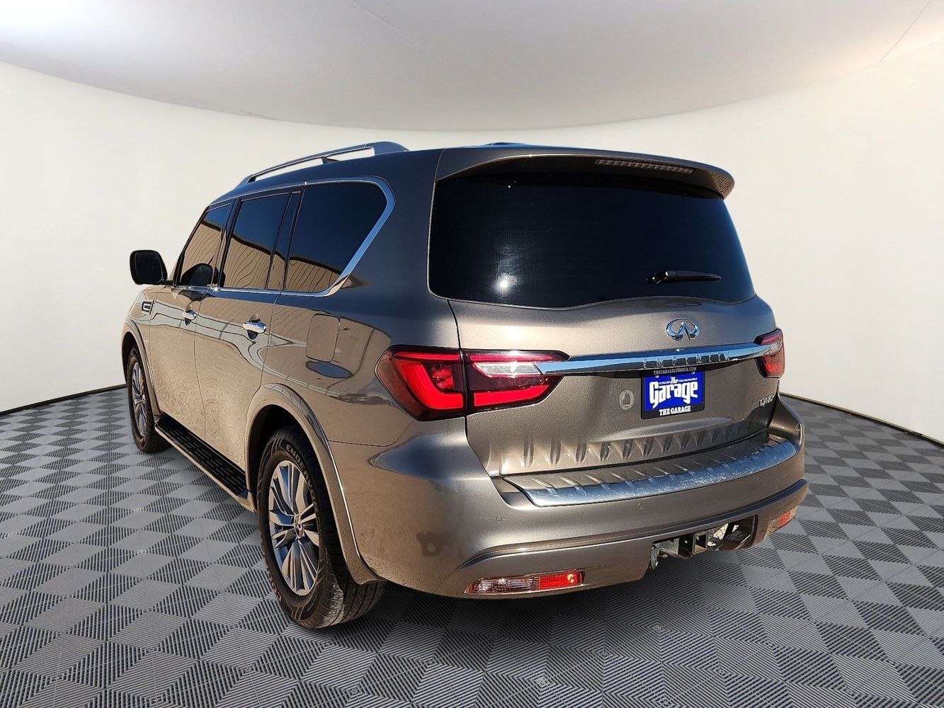 2019 Infiniti QX80 Luxe photo 3