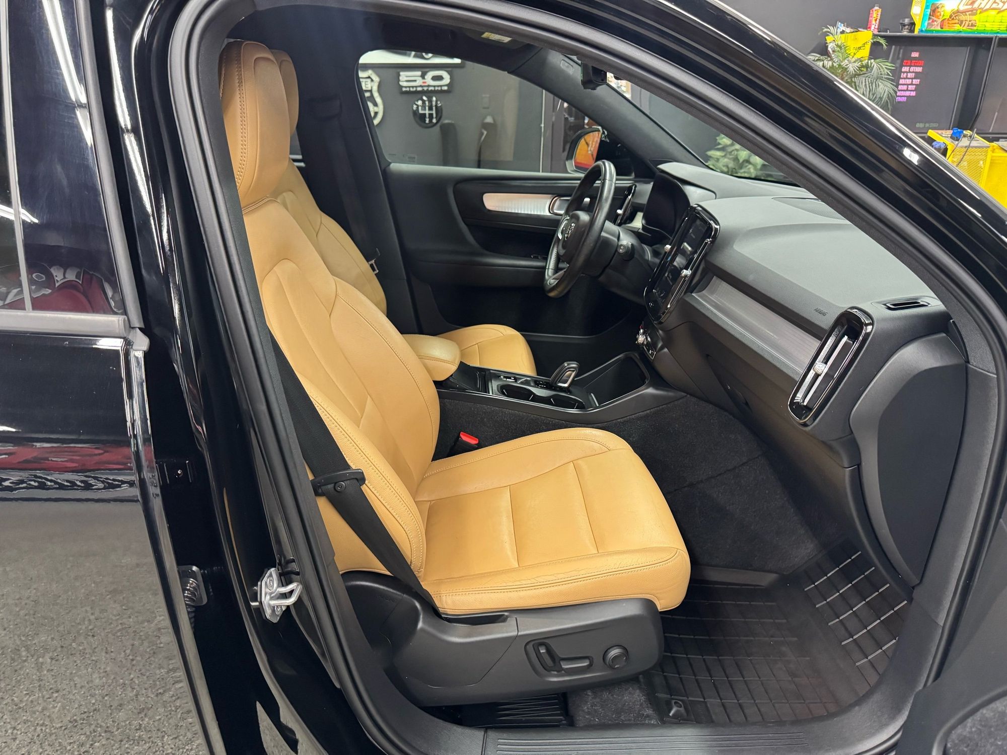 2019 Volvo XC40 T5 Momentum photo 19
