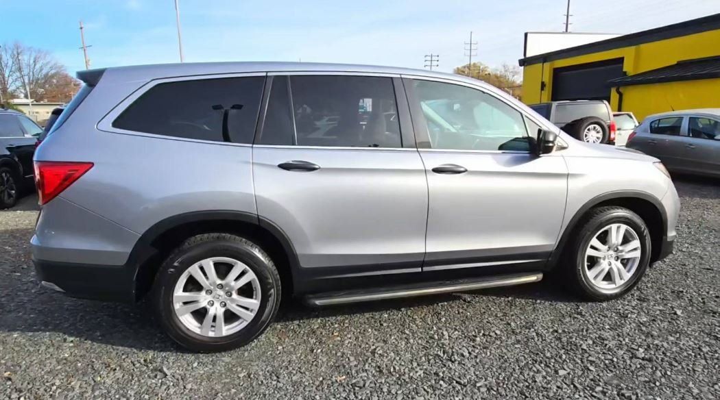 2016 Honda Pilot LX photo 17