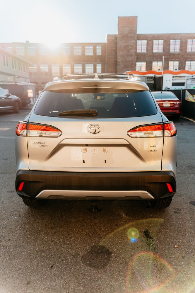 2023 Toyota Corolla Cross LE photo 3