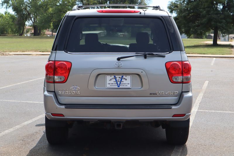 2005 Toyota Sequoia Photos