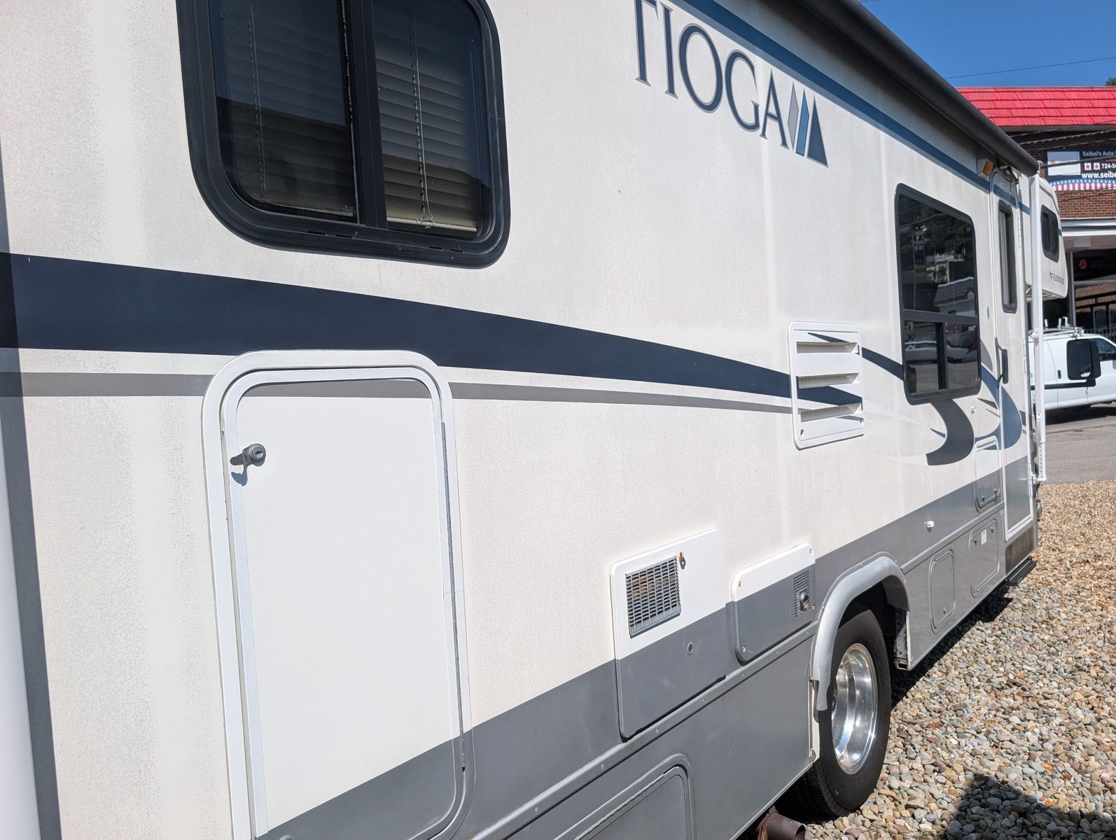 2004 Ford E-Series Chassis 55