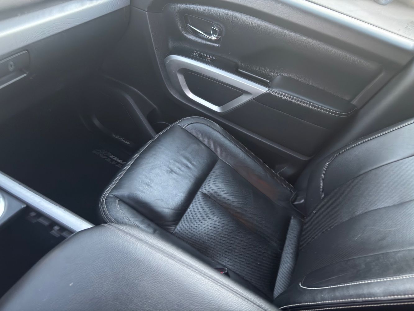 2016 Nissan Titan PRO-4X photo 35