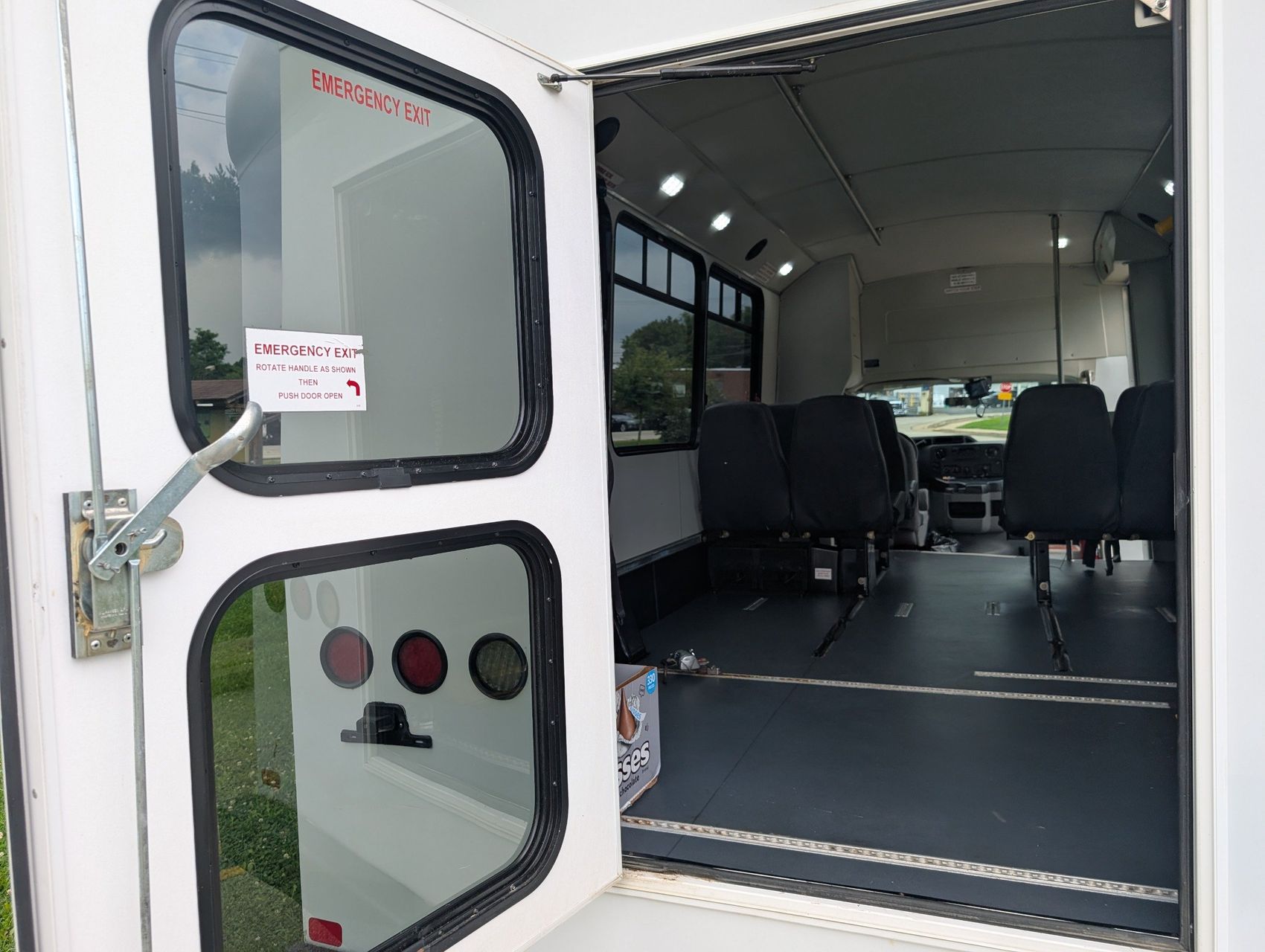 2016 Ford E-350 38