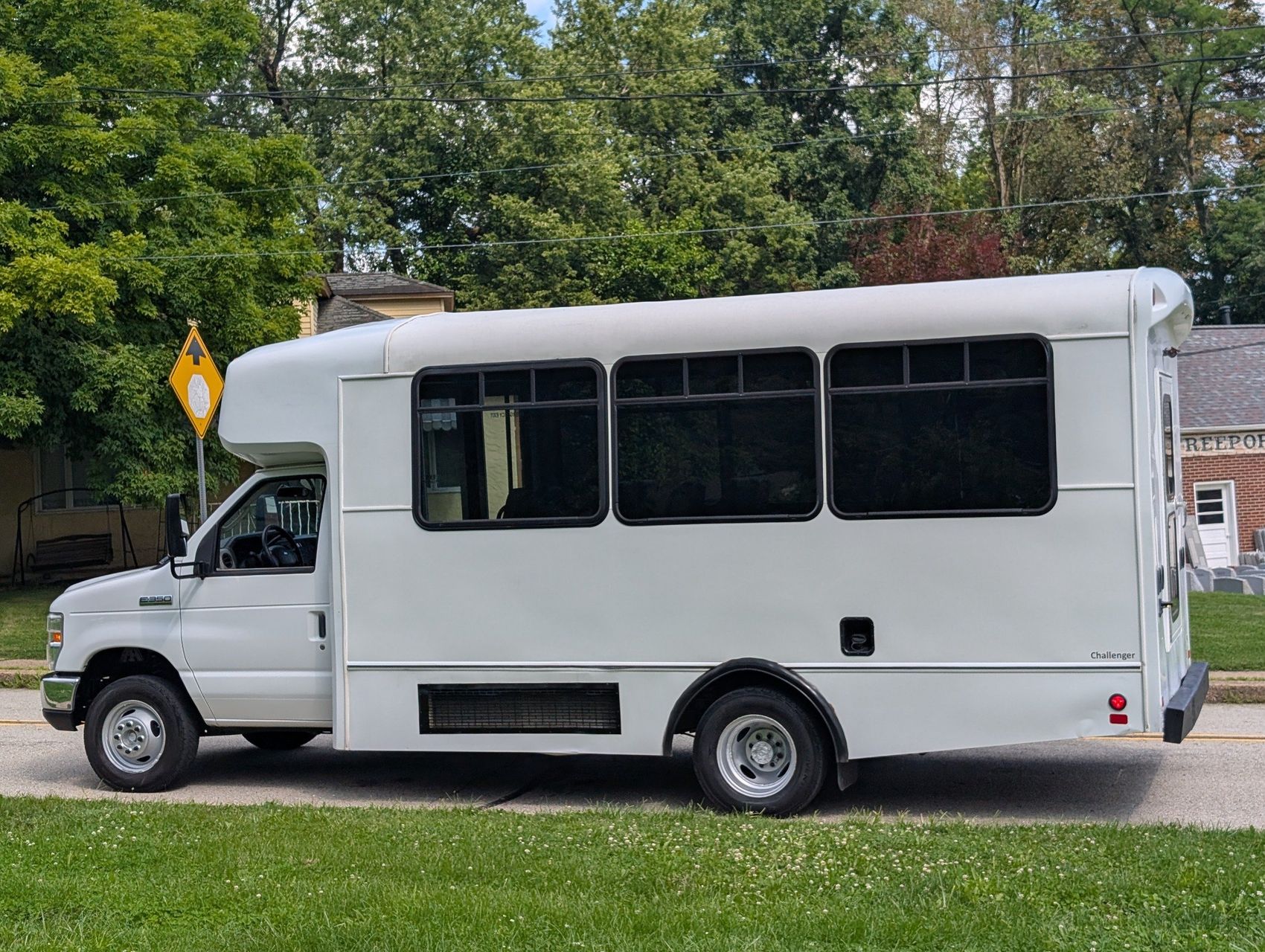 2016 Ford E-350 11