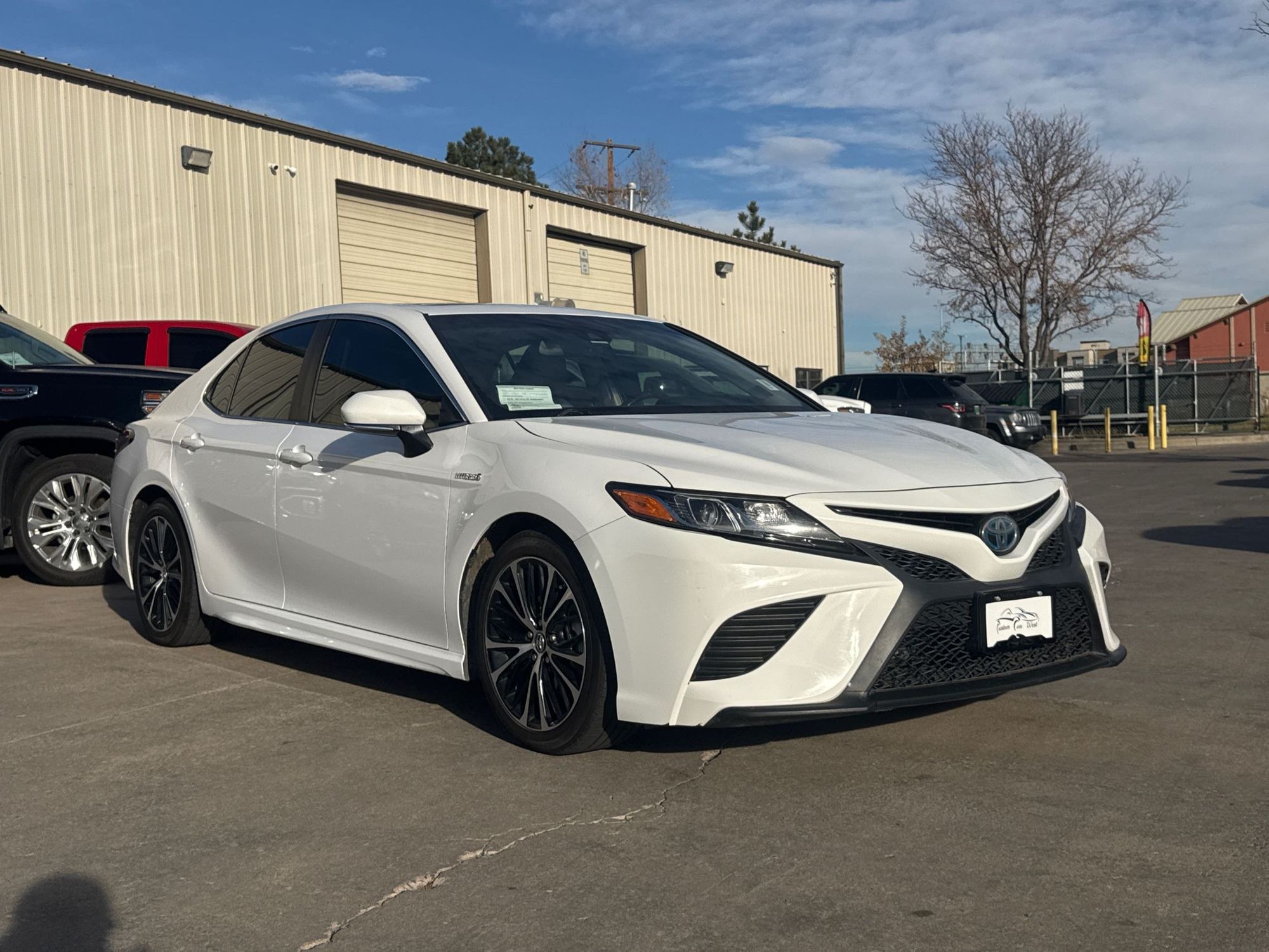 2018 Toyota Camry SE XLE Hybrid photo 3