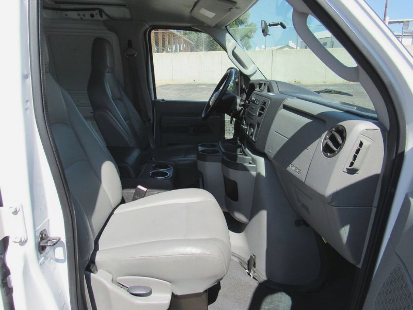2011 Ford E-250 photo 13