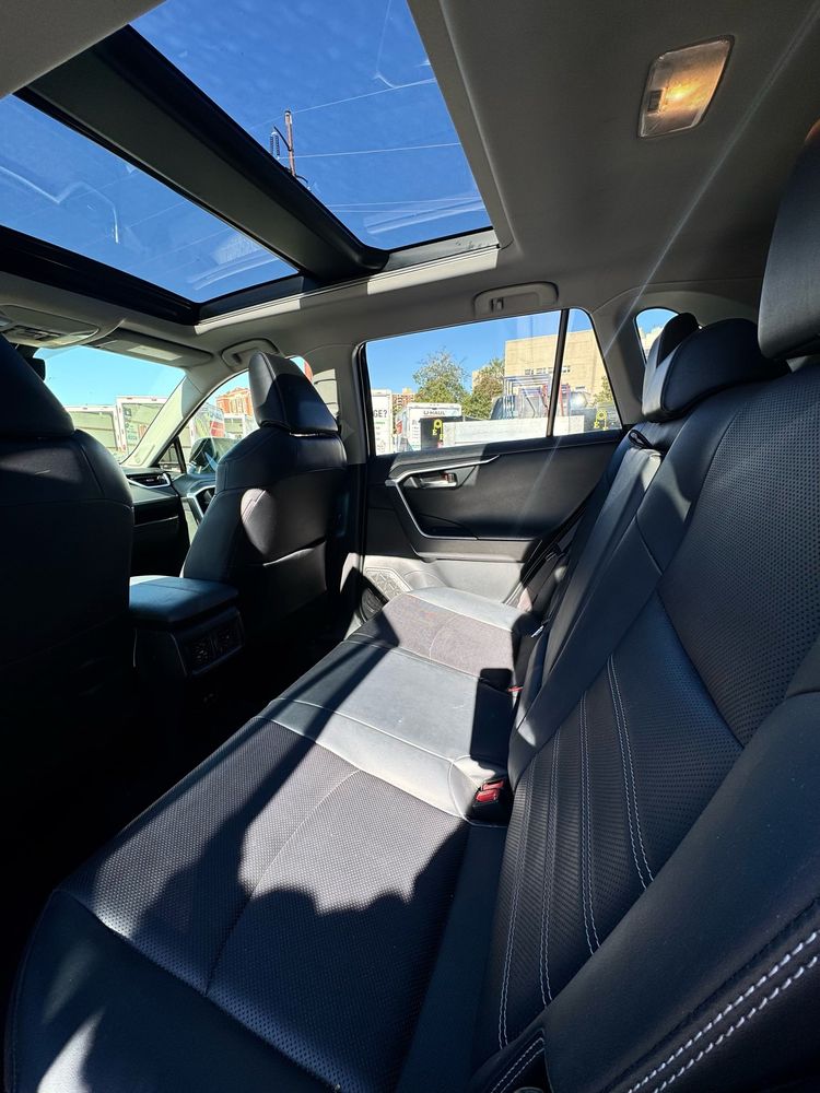 2020 Toyota RAV4 Hybrid Limited photo 2