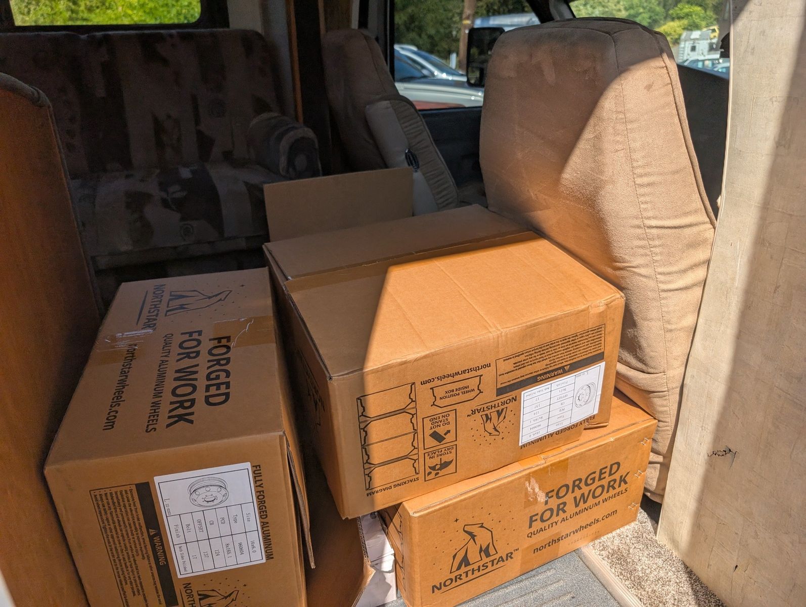 2004 Ford E-Series Chassis 77