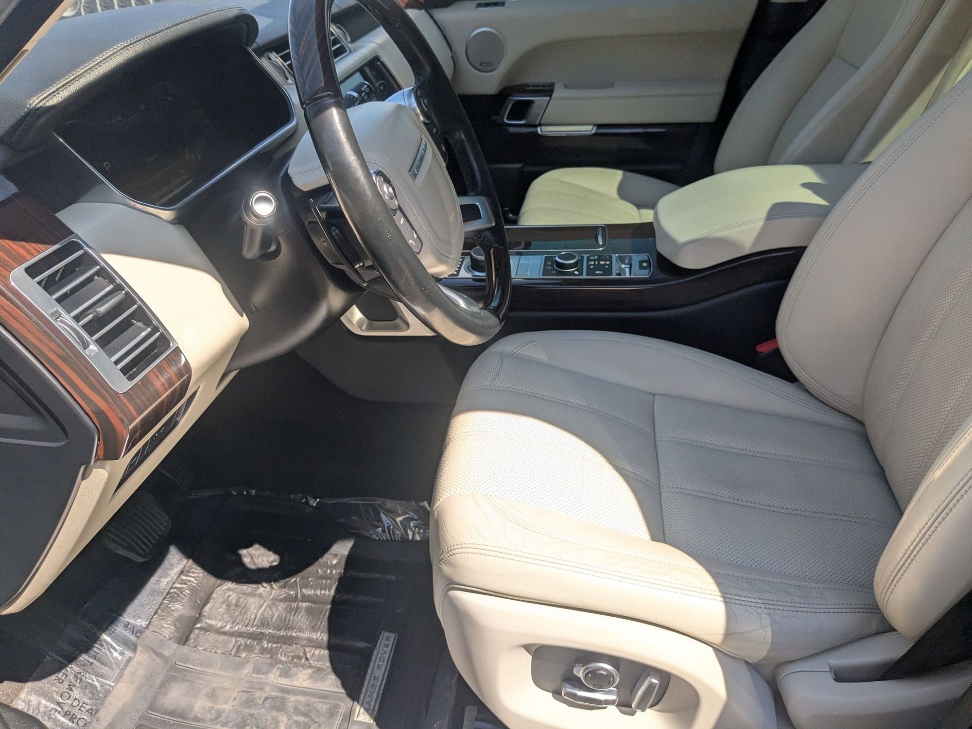 2016 Land Rover Range Rover HSE photo 12