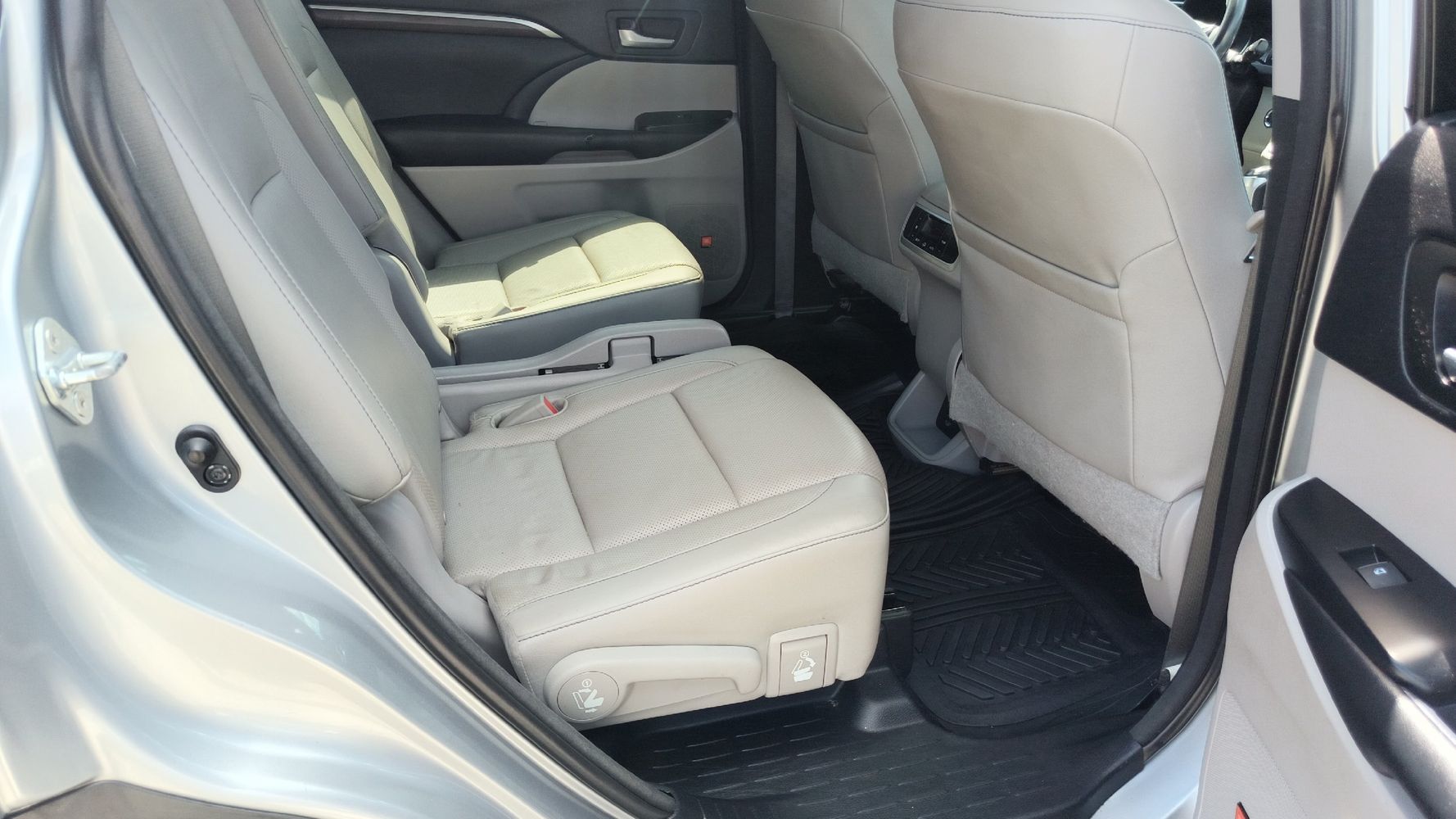 2016 Toyota Highlander Base Hybrid photo 12