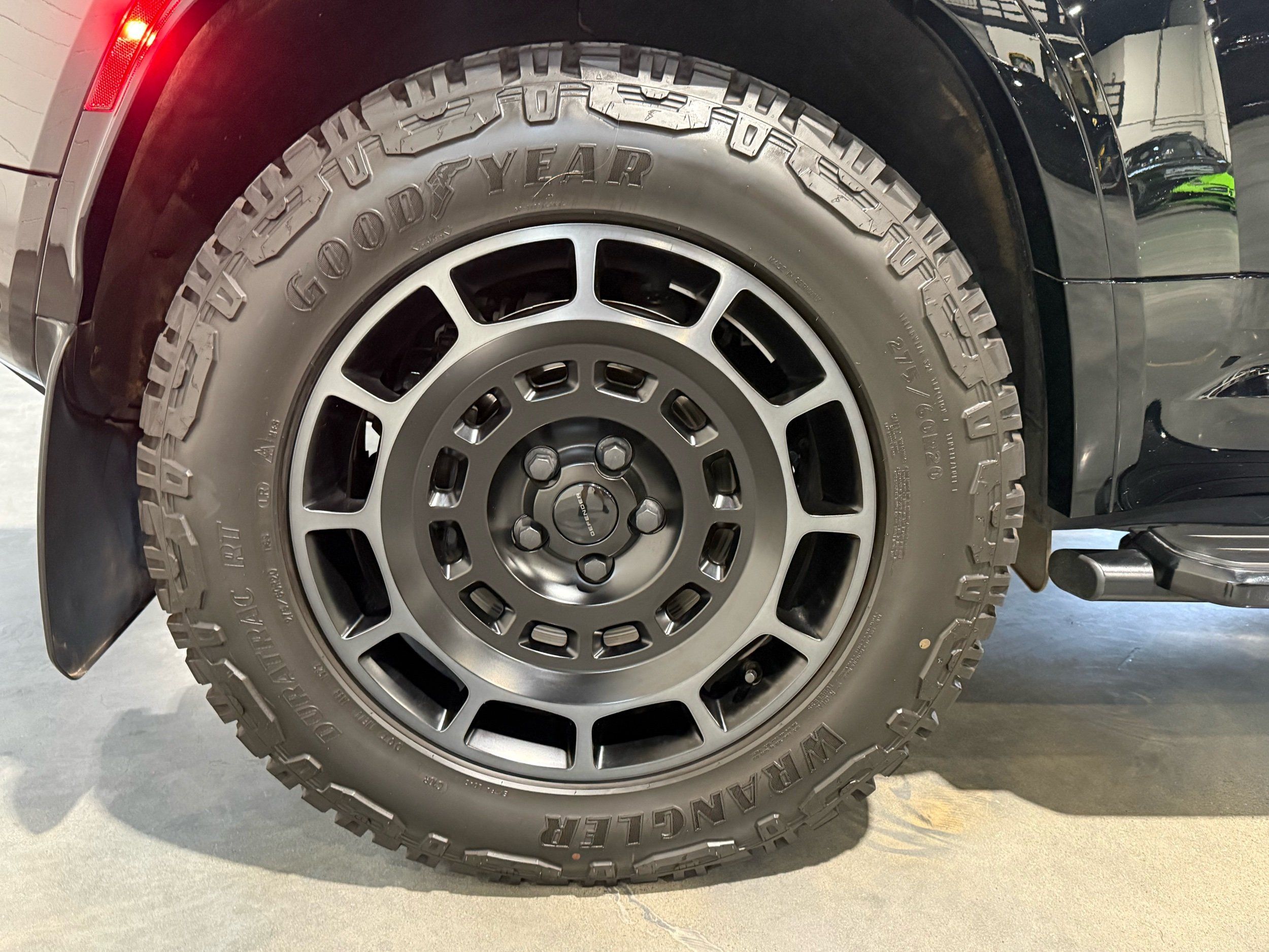 2026 Land Rover Defender P635 OCTA Black, photo 24