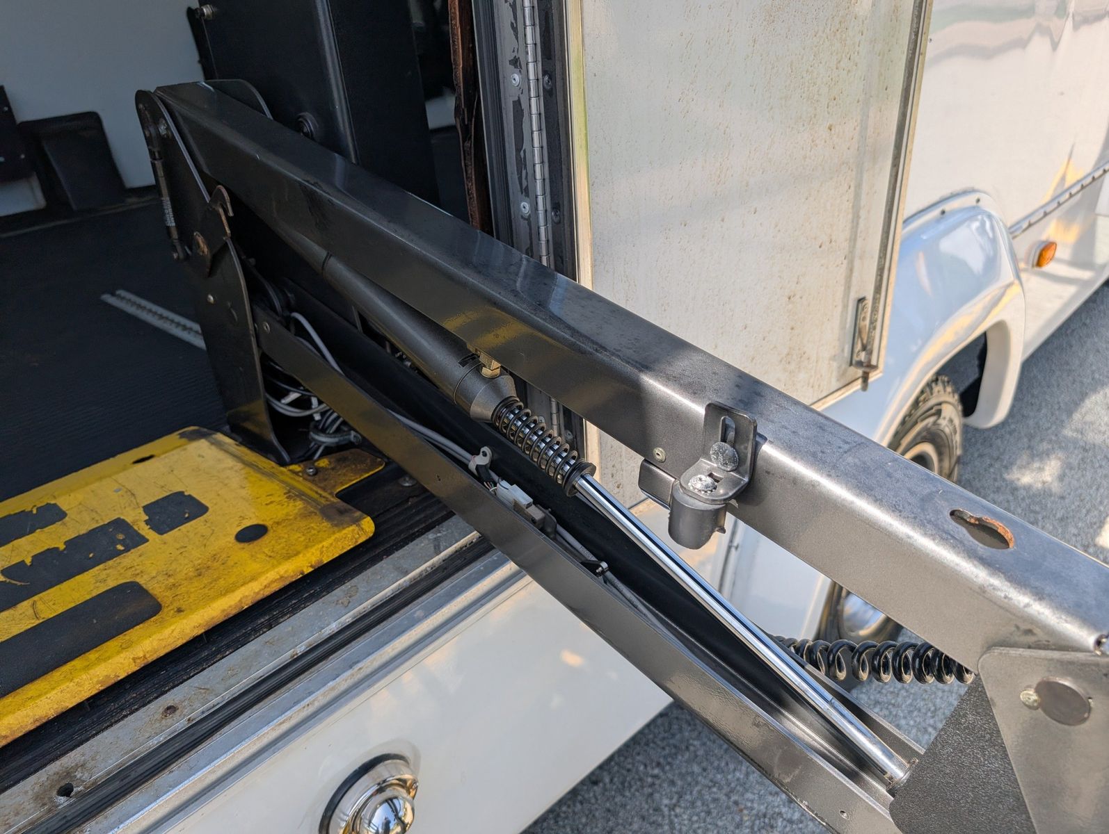 2007 Ford E-450 Cutaway 46