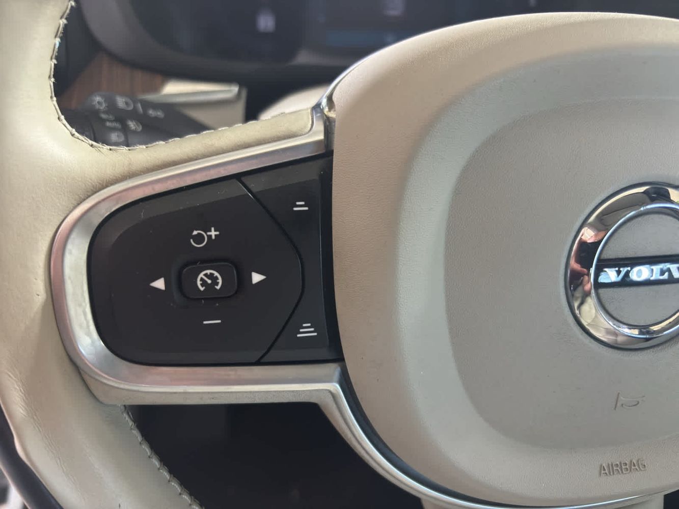 2022 Volvo XC60 B5 Momentum photo 18