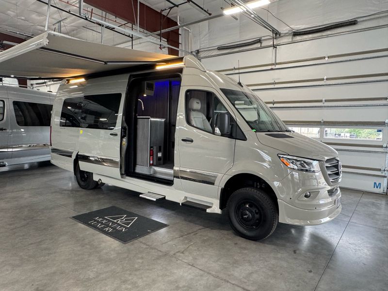 2027 Grech RV Strada-ion Tour AWD Stone Grey