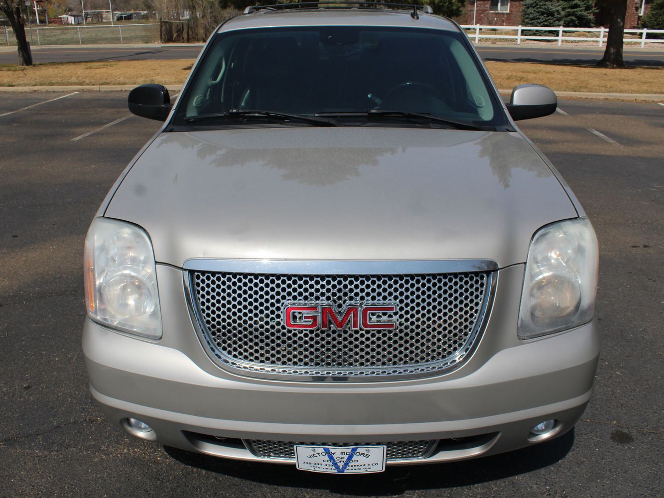 2007 GMC Yukon XL Denali in Silver - Tail light Stock Photo - Alamy