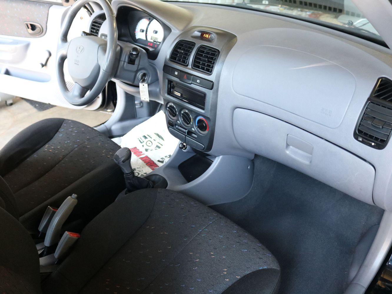 2005 hyundai accent deals interior